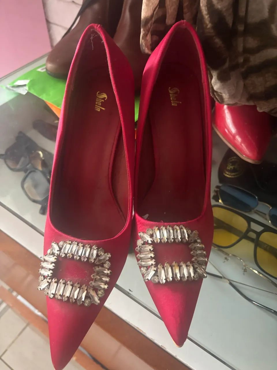 Scarpin vermelha de cetim 