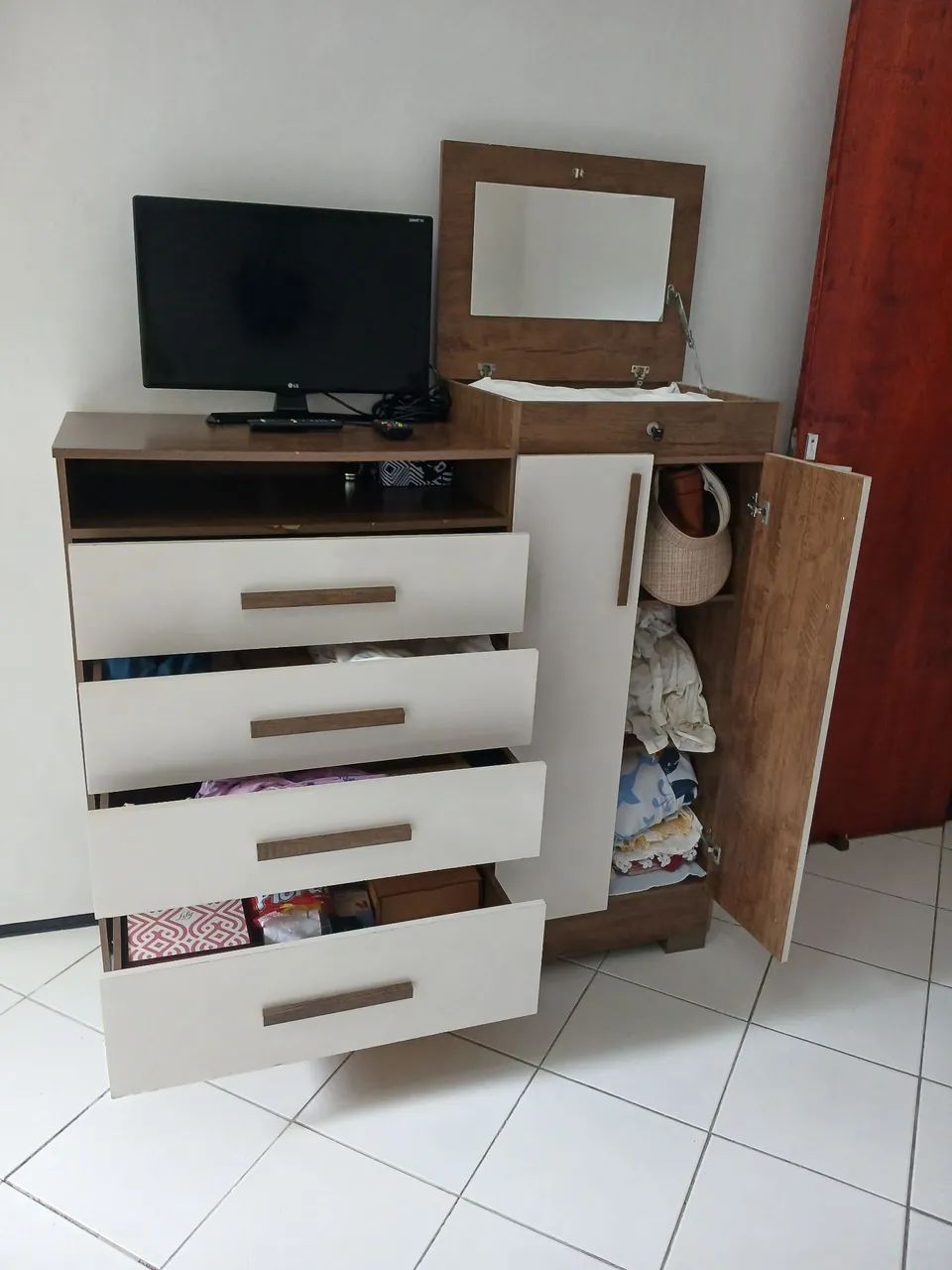Cômoda com gavetas, baú com chave e espelho e sapateira.  - Foto 2