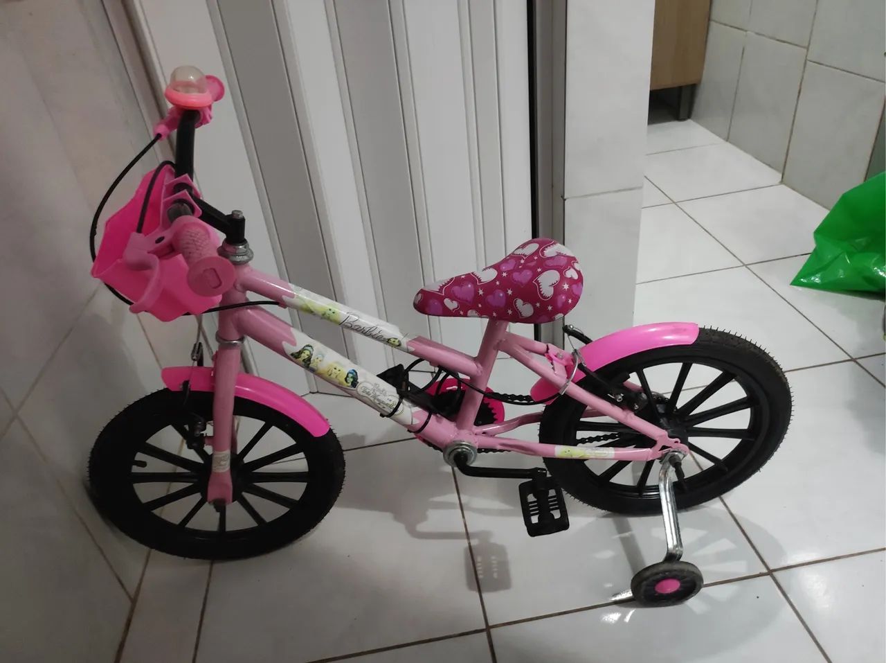 Uma bicicleta infantil 