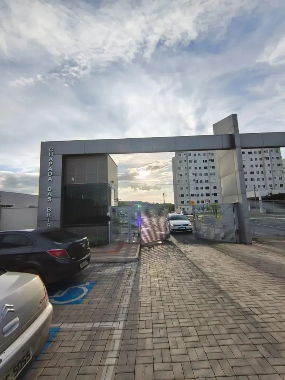 ALUGO APARTAMENTO NO CONDOMÍNIO CHAPADA DAS BRISAS