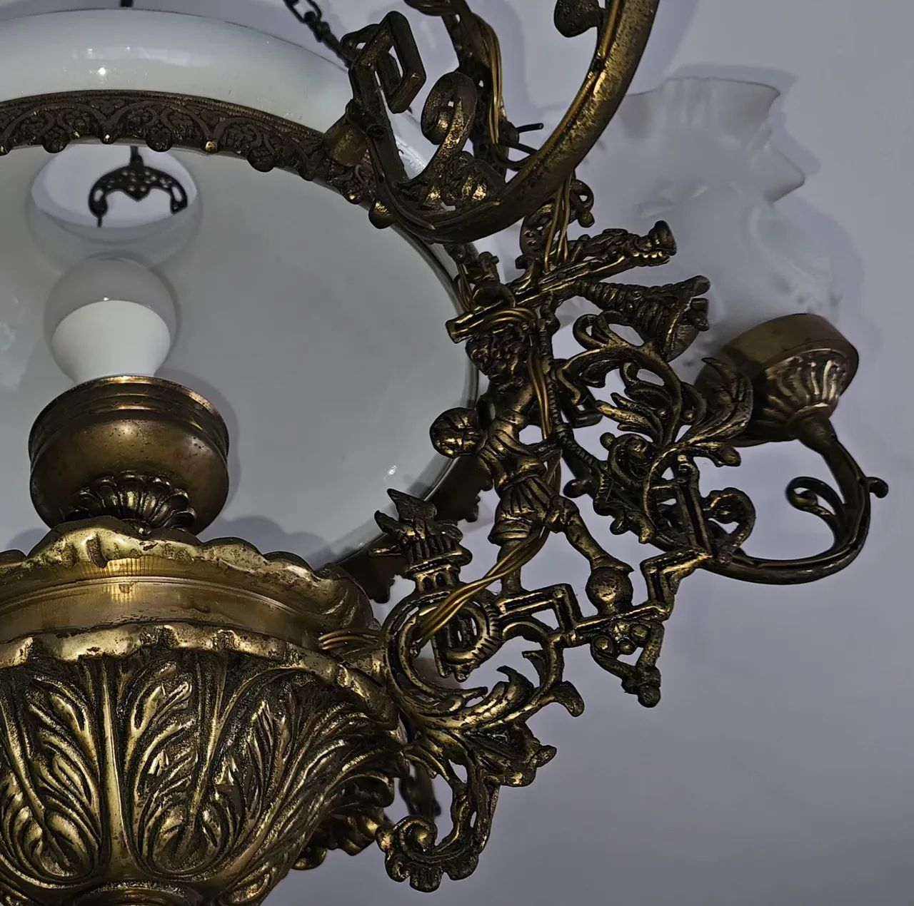 Lustre Cl ássico em Bronze com 6 Tulipas e Cúpula Central de Vidro - Foto 4
