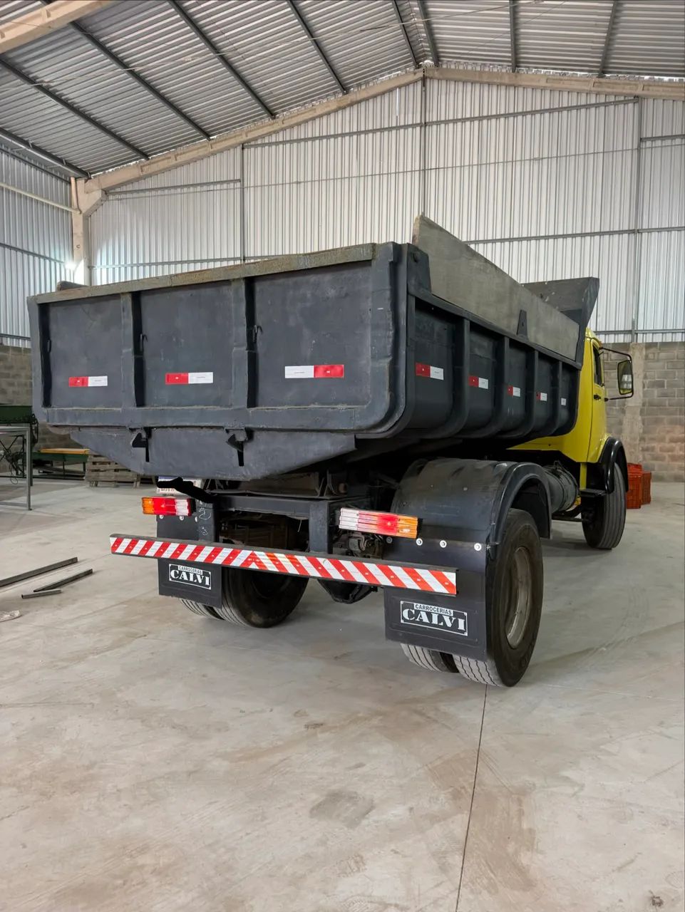 VENDO ou TROCO CAMINHÃO CAÇAMBA 1113 - Foto 7