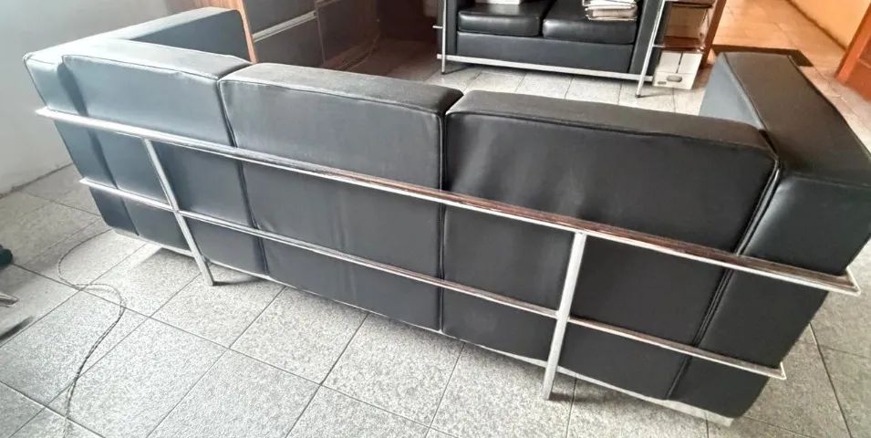 SOFA COURO PRETO 3L - Foto 2