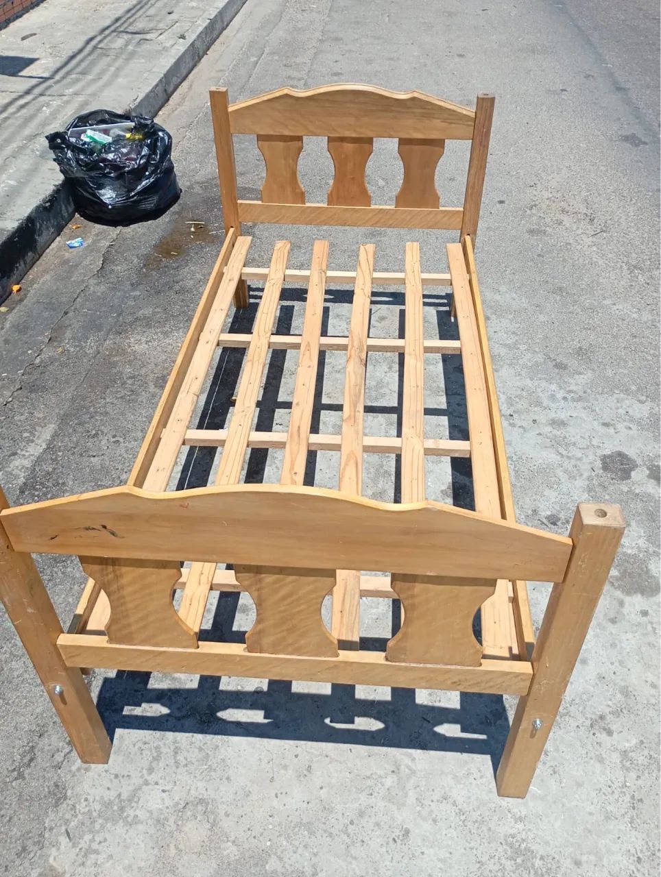 Vendo cama de solteiro madeira angelim 