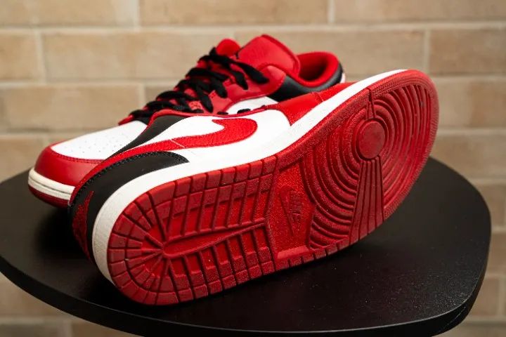 Nike Air Jordan 1 Low Reverse Bred - Tam 43 - Foto 5