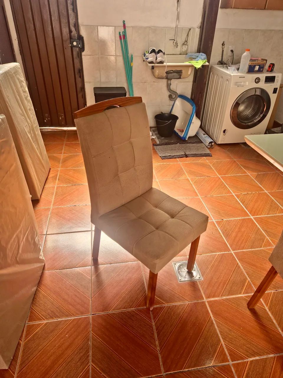 Mesa de Jantar 140x90 + 4 Cadeiras Estofadas | Madeira Laqueada e Vidro - Foto 3