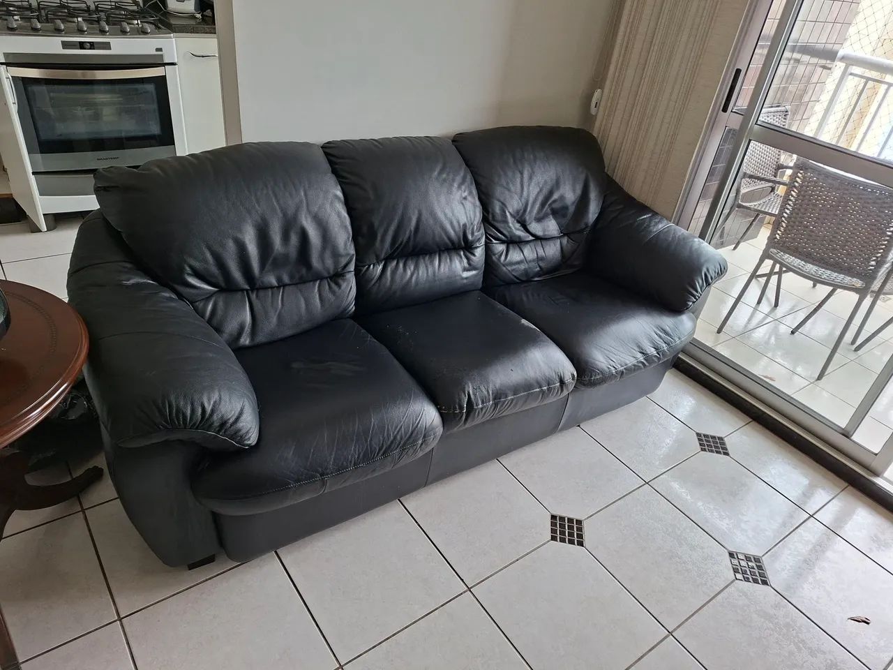 CONJUNTO SOFÁ DE COURO E MESA  DE CENTRO