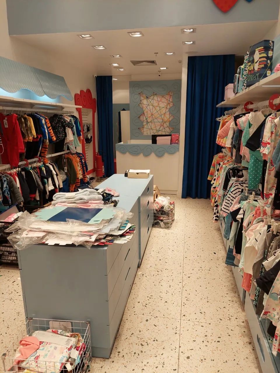 Vendo mobília de loja roupa infantil 