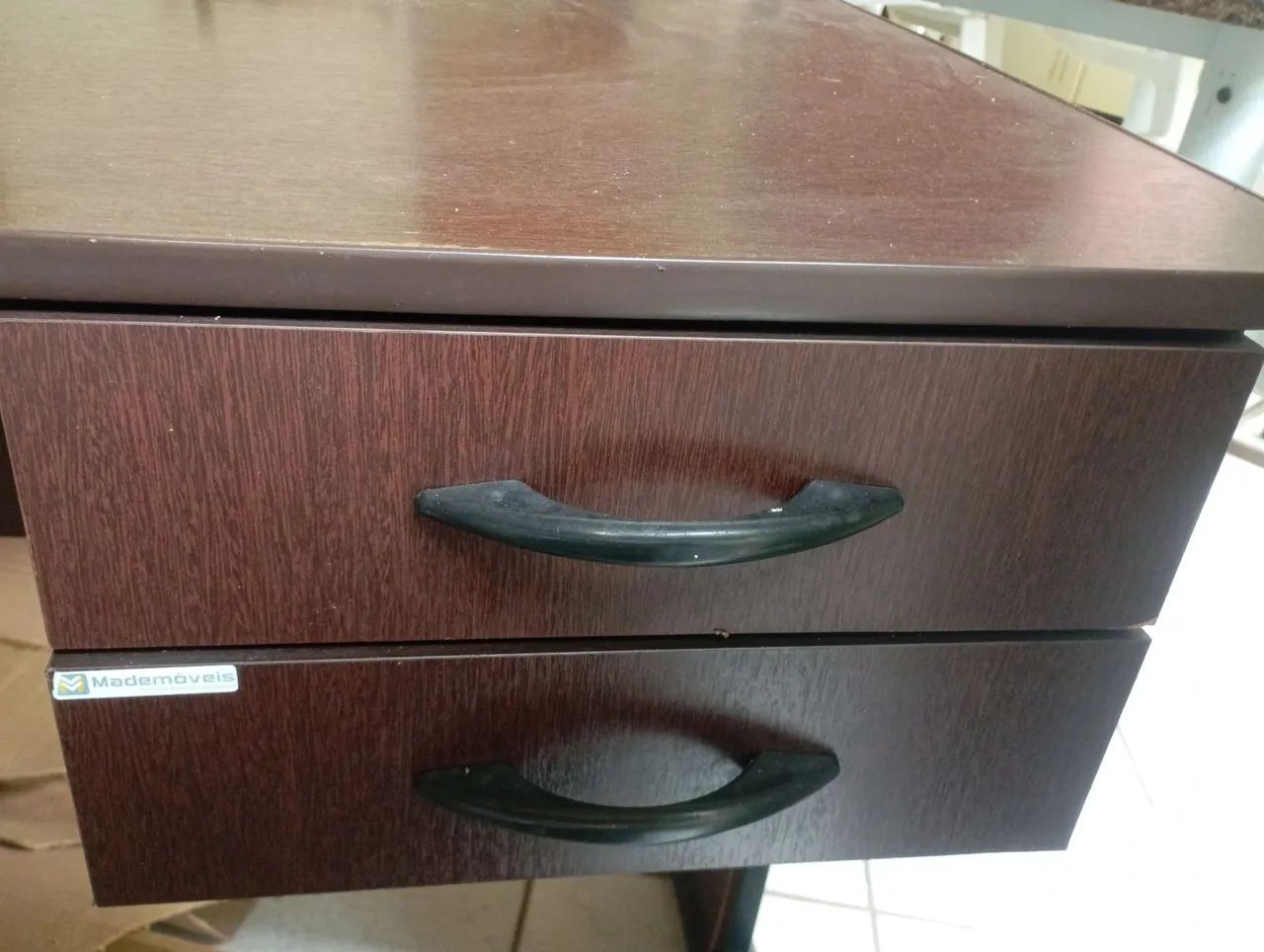 Mesa de escritório com gavetas 