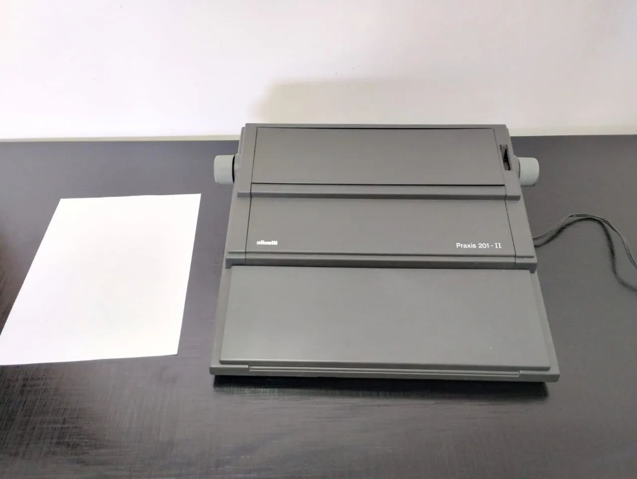 Máquina de escrever Olivetti Praxis 201-II - funcionando.