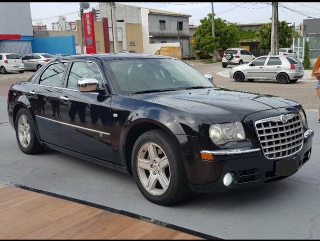 Carro de luxo impecável