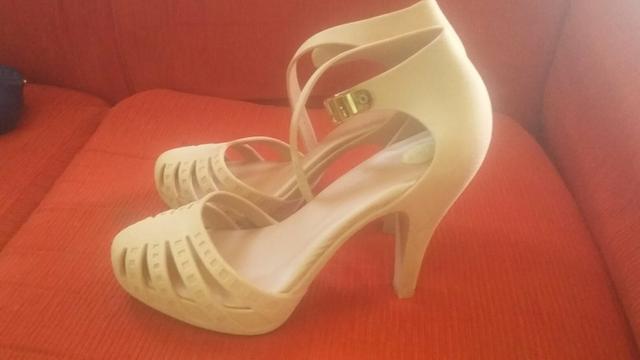 Vendo esses 2 salto Melissa 15 reais cada - Foto 3