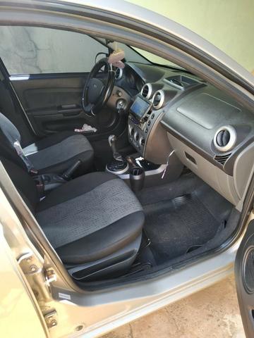 Fiesta Sedan 1.0, segundo dono em ótimo estado com manual e chave reserva - Foto 4