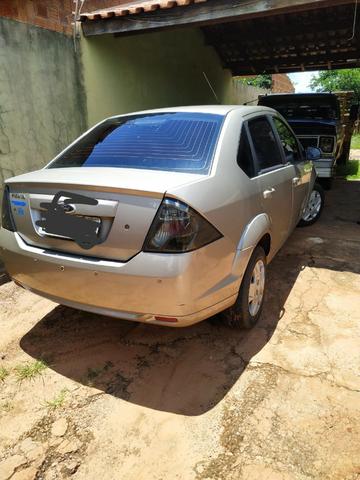 Fiesta Sedan 1.0, segundo dono em ótimo estado com manual e chave reserva - Foto 5