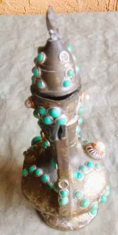 antiga ânfora confeccionada em bronze turco maciço decoradas com pedrarias tipicas  - Foto 2