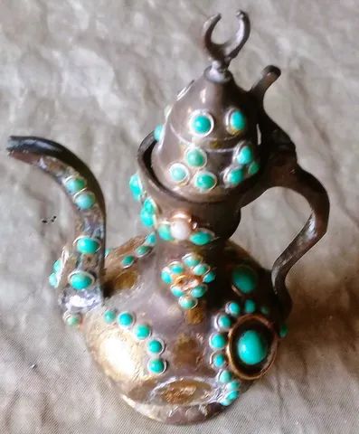antiga ânfora confeccionada em bronze turco maciço decoradas com pedrarias tipicas  - Foto 3