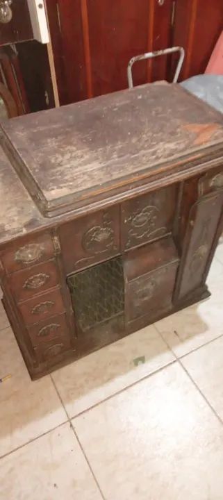 Máquina de Costura Antiga em Madeira - Rara