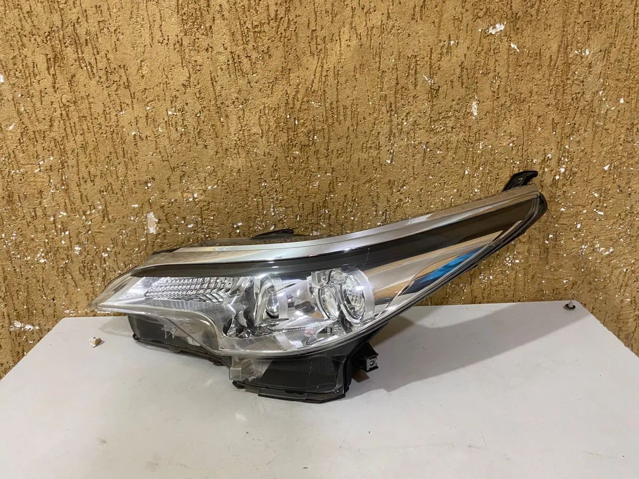 Farol esquerdo Hilux SW4 2016/2017/2018/2019/2020