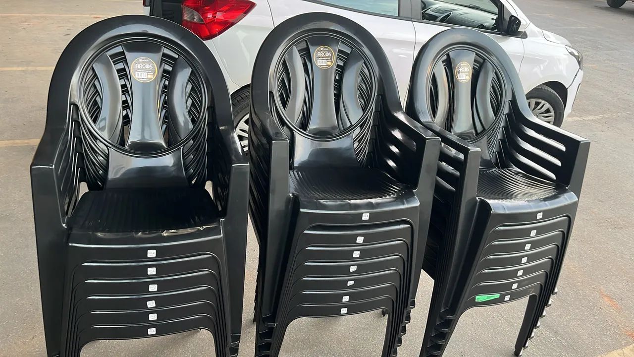 Cadeira plástica reforçada preta 182 kilos