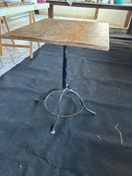 Mesa bistrô de madeira com base em ferro - Foto 2