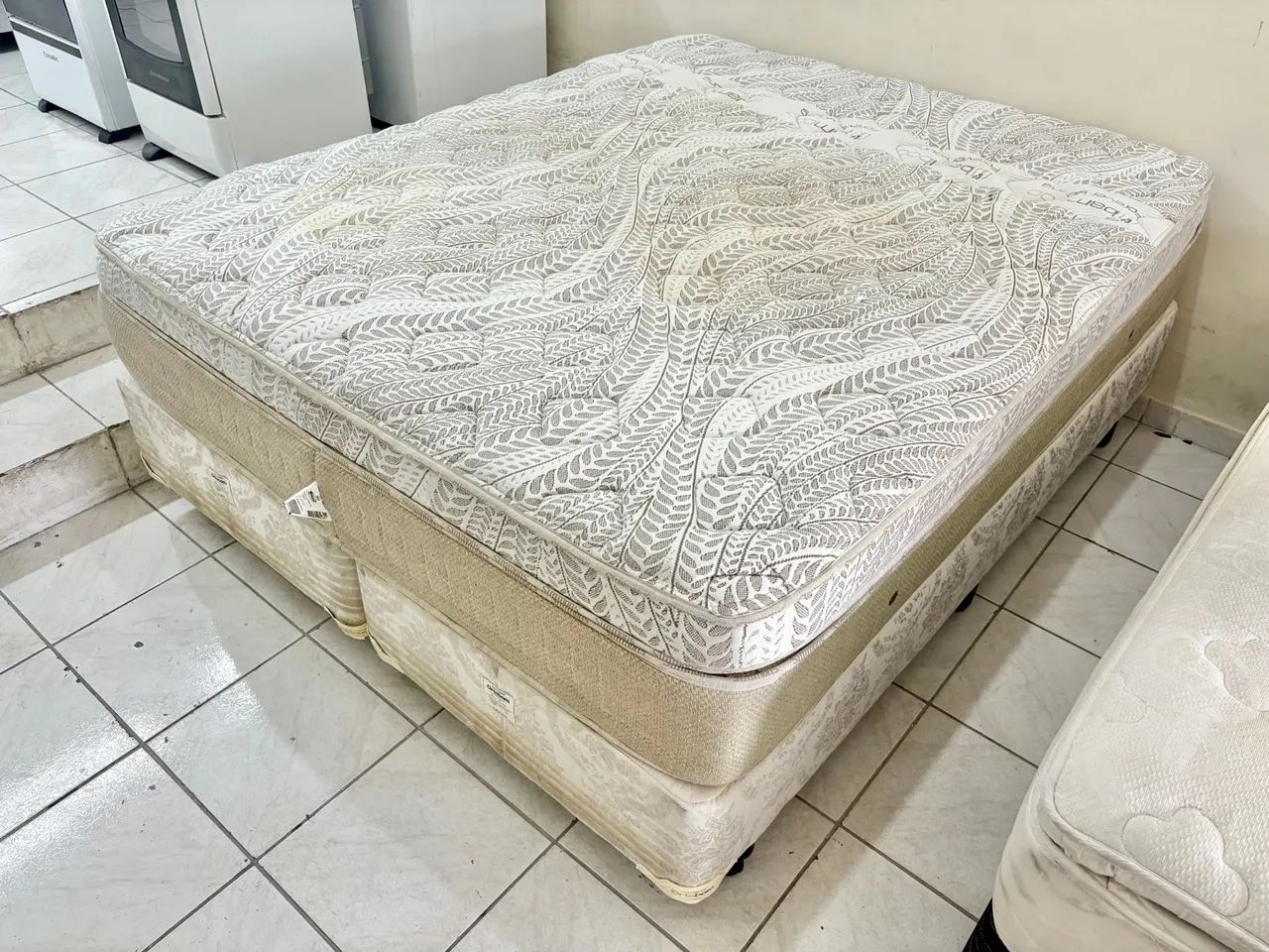 Cama box de casal Queen , cama Queen size Simmons 