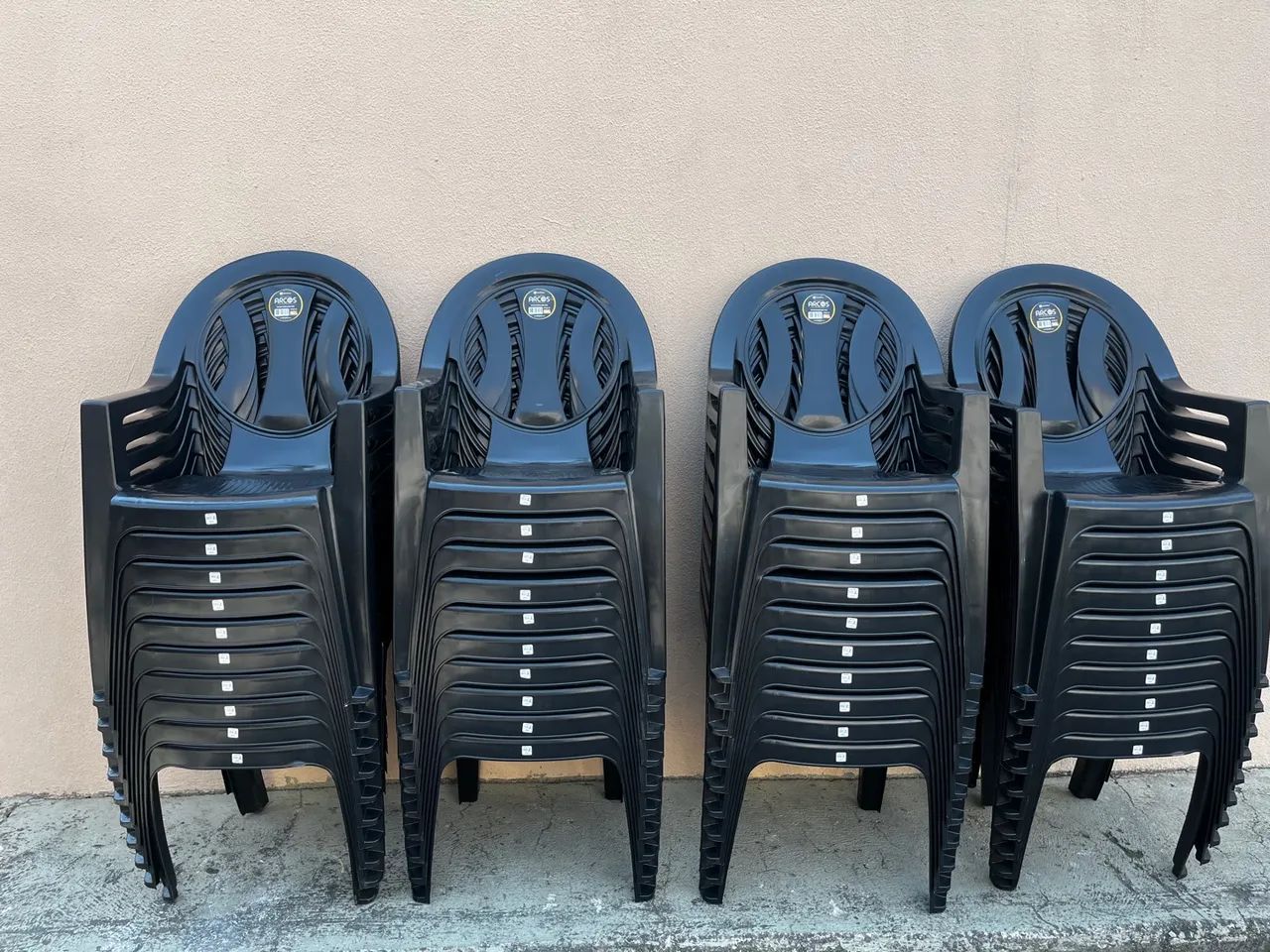Cadeira plástica reforçada preta 182 kilos - Foto 5