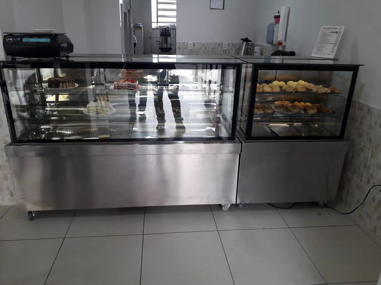 Vitrine refrigerada / tortas e doces/  fabricação sob medida  - Foto 5