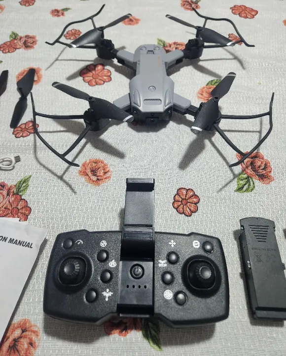 Q6 Drone com câmera dupla HD, c/ duas baterias e estojo de transporte conservado.