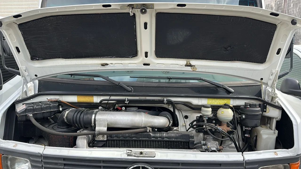 Caminhão Mercedes-Benz 710 Plus Baú em ótimo estado de conservação  - Foto 2