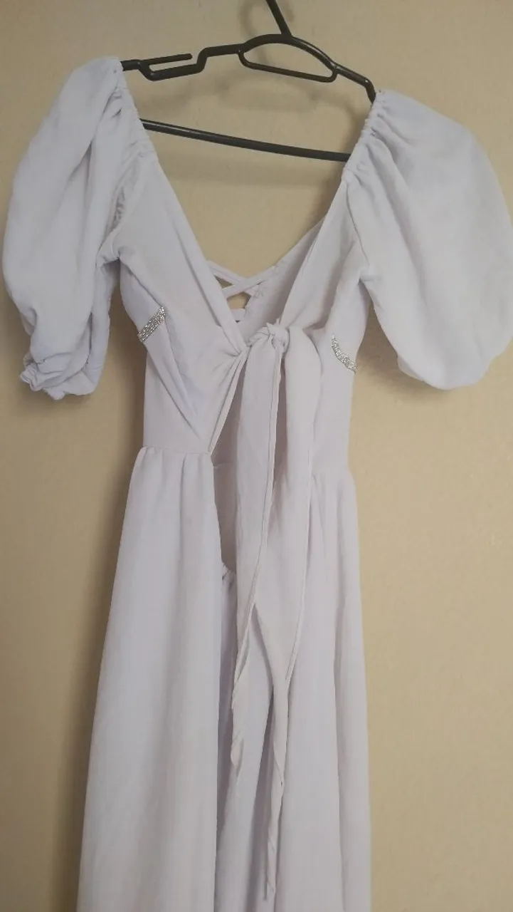 Vestido Branco Elegante com Detalhes
