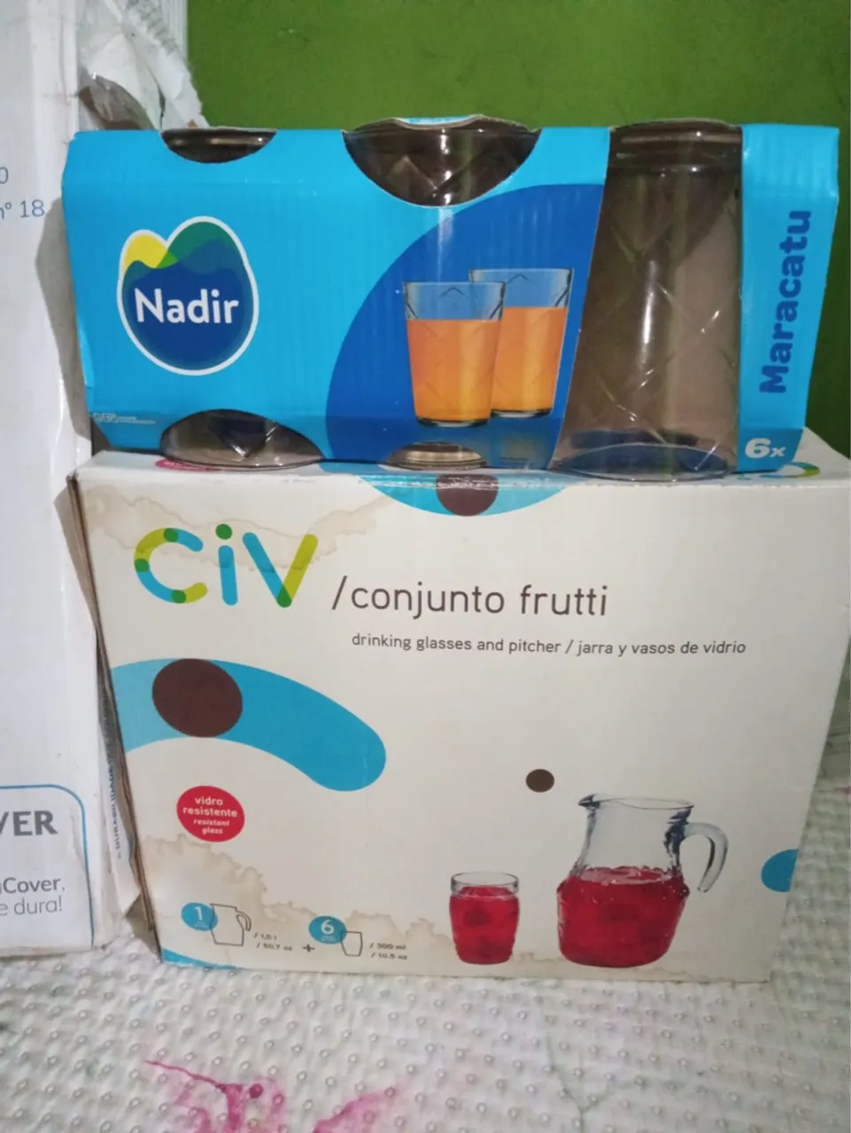 Conjunto de copos e jarra de vidro
