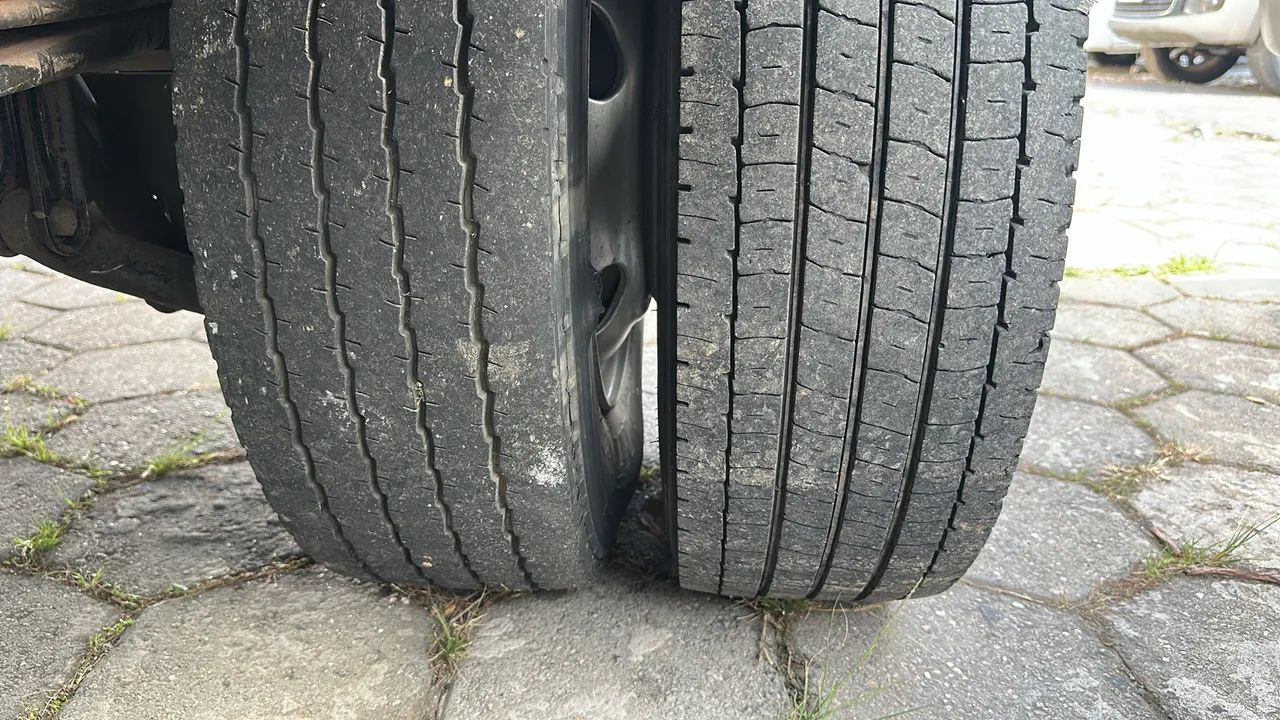 Caminhão Mercedes-Benz 710 Plus Baú em ótimo estado de conservação  - Foto 9