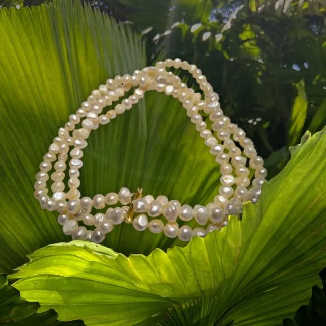 Colar com 03 fios de pérolas barrocas e fecho em ouro amarelo