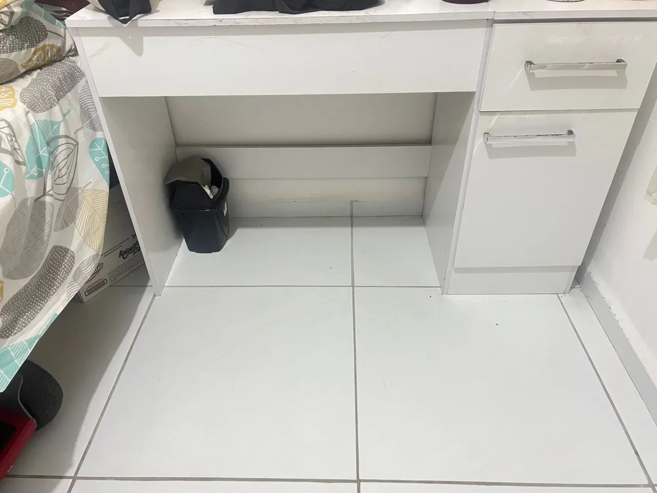 Escrivaninha e penteadeira branca com gavetas e divisórias