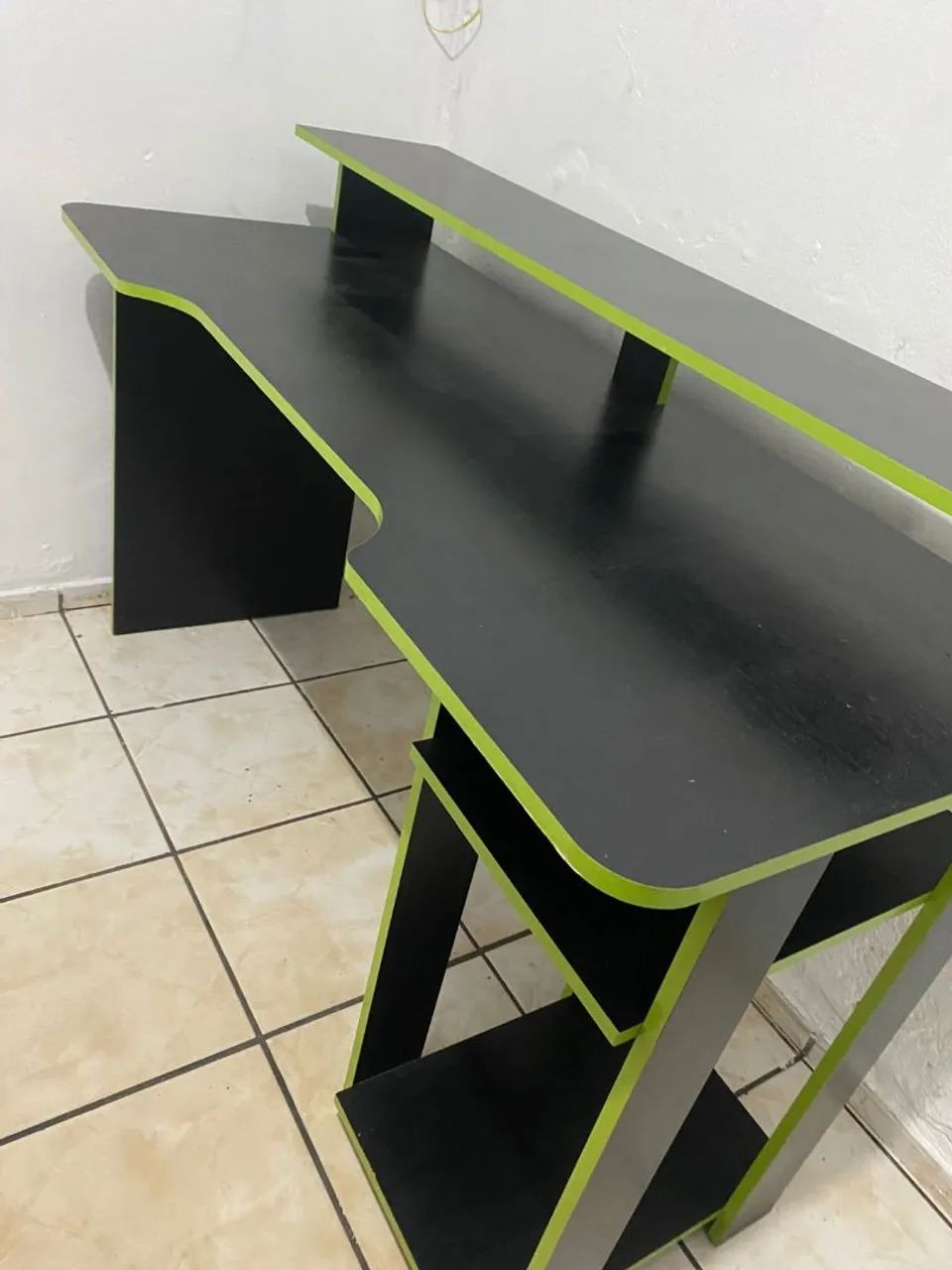 Mesa Gamer - Resistente e em ótimo estado - Foto 2