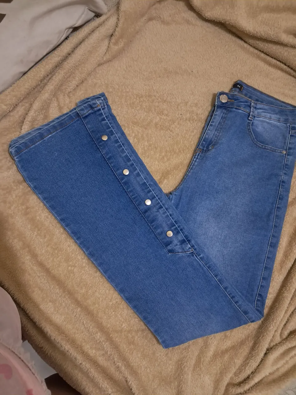Calça Jeans Flare com Detalhe de Botões