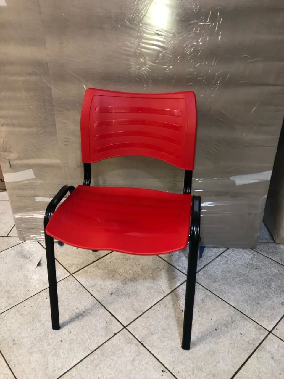 Cadeira fixa em pvc nova  - Foto 4