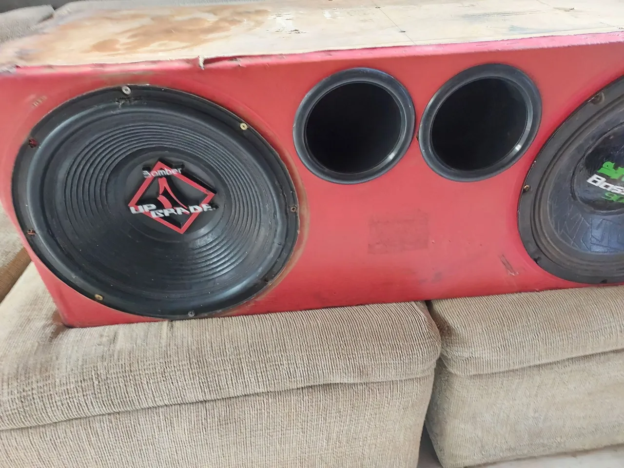 Caixa de Som com 1 Bomber Up Grade350 RMS e um Street Bass modelo novo450 RMS