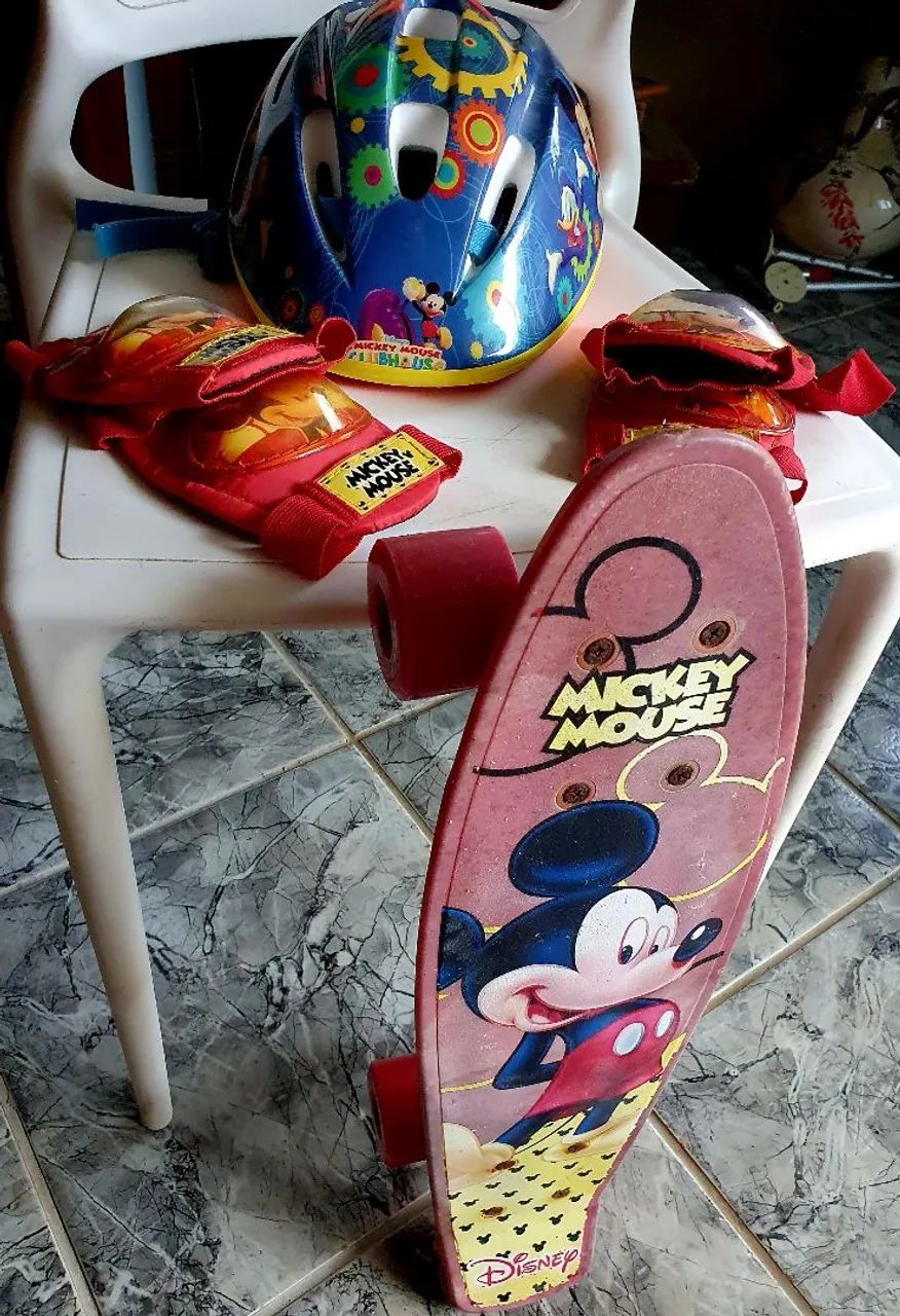Skate infantil do Mickey com capacete e itens de seguranca