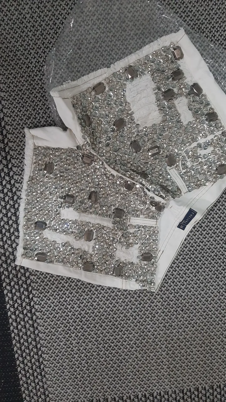 Short Jeans com Pedrarias
