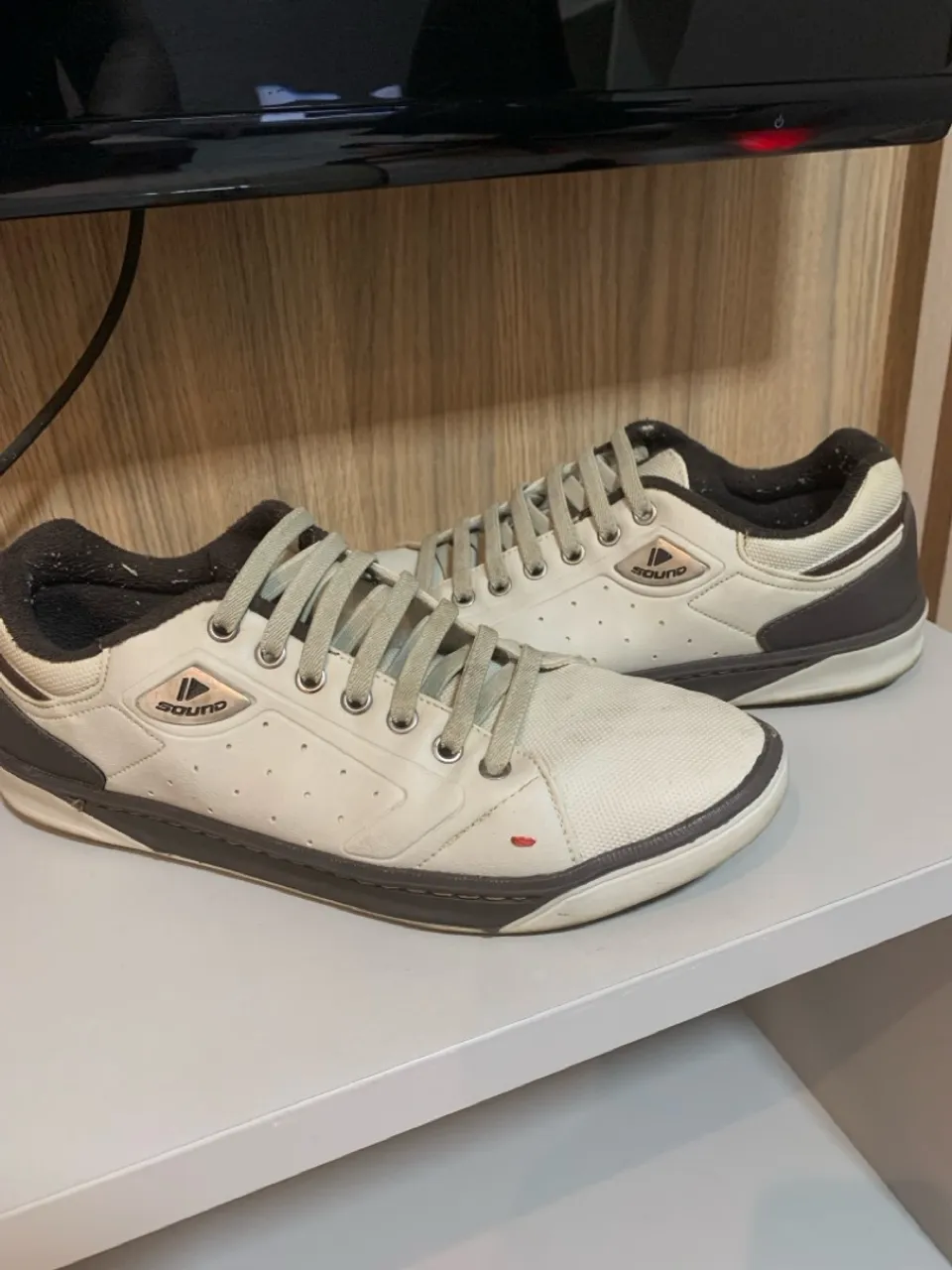 Tênis Sound branco com detalhes em marrom