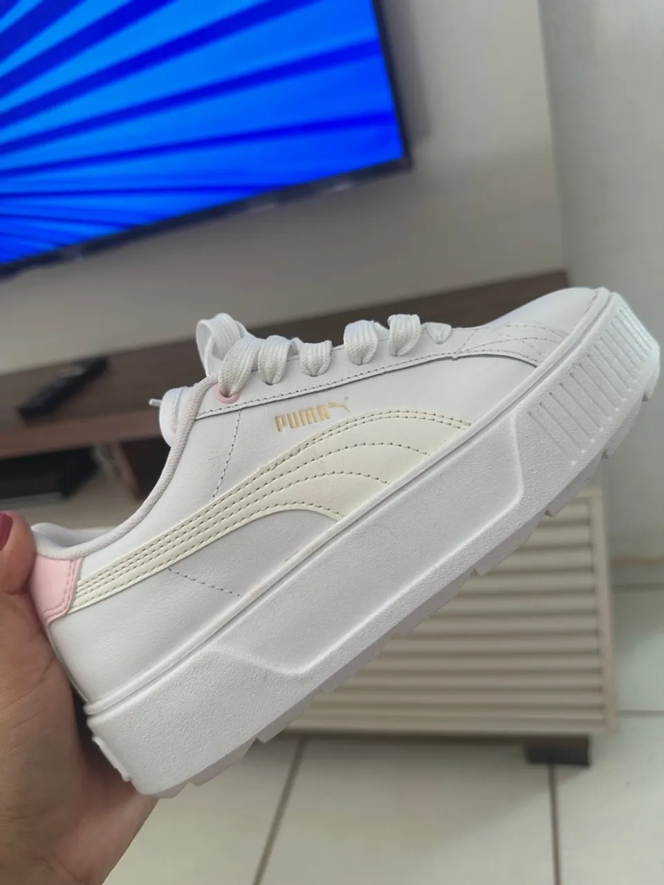 Tênis Puma branco com detalhes em rosa