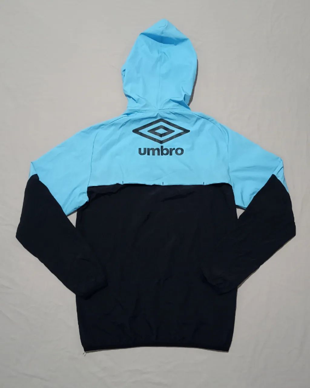 Jaqueta Corta Vento Atlético Tucuman Umbro 2022 - Foto 2