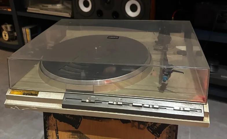 Toca Discos Gradiente B-25