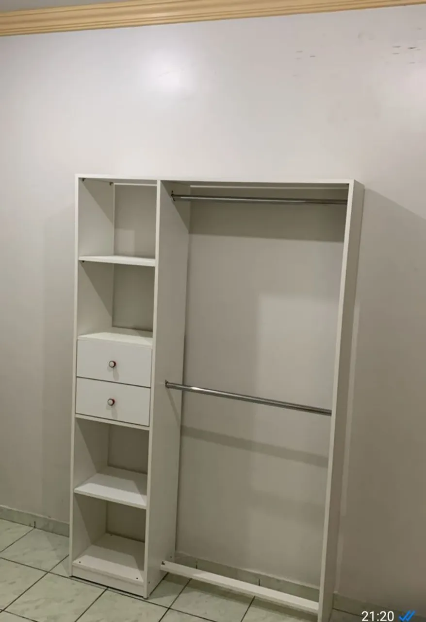 Closet branco com prateleiras e gavetas