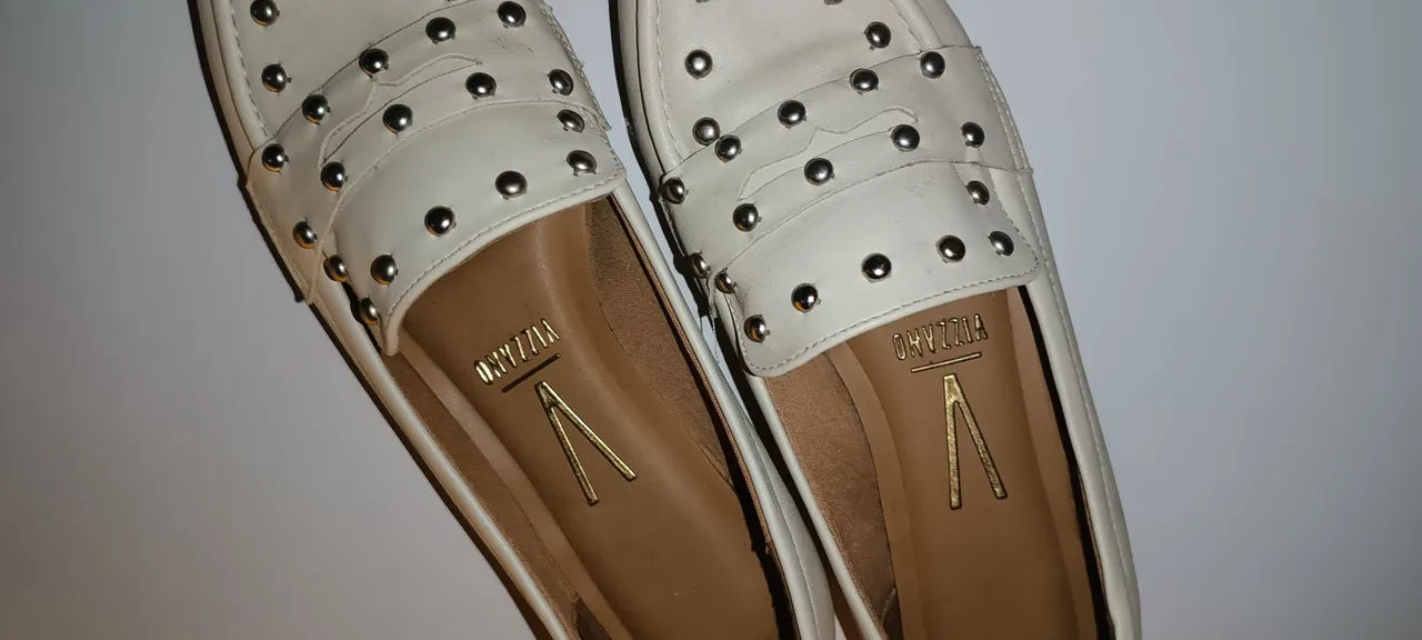 Sapatilha Feminina off wite com Detalhes em Metal.