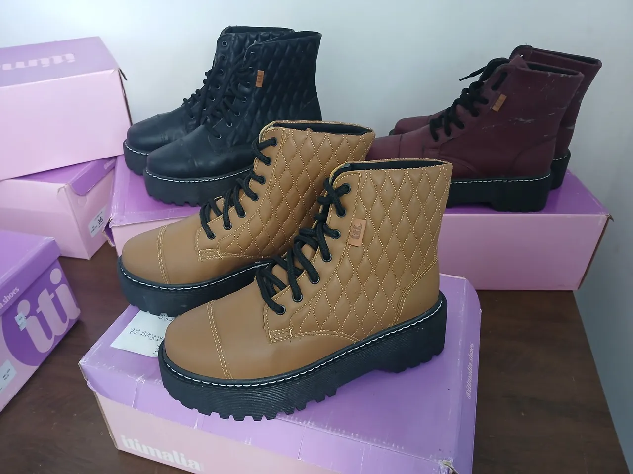 Botas Femininas Tratoradas com Detalhes em Matelassê - Várias Cores