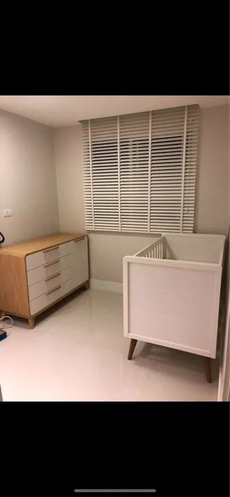 Quarto de bebê: Berço, cômoda e nicho.