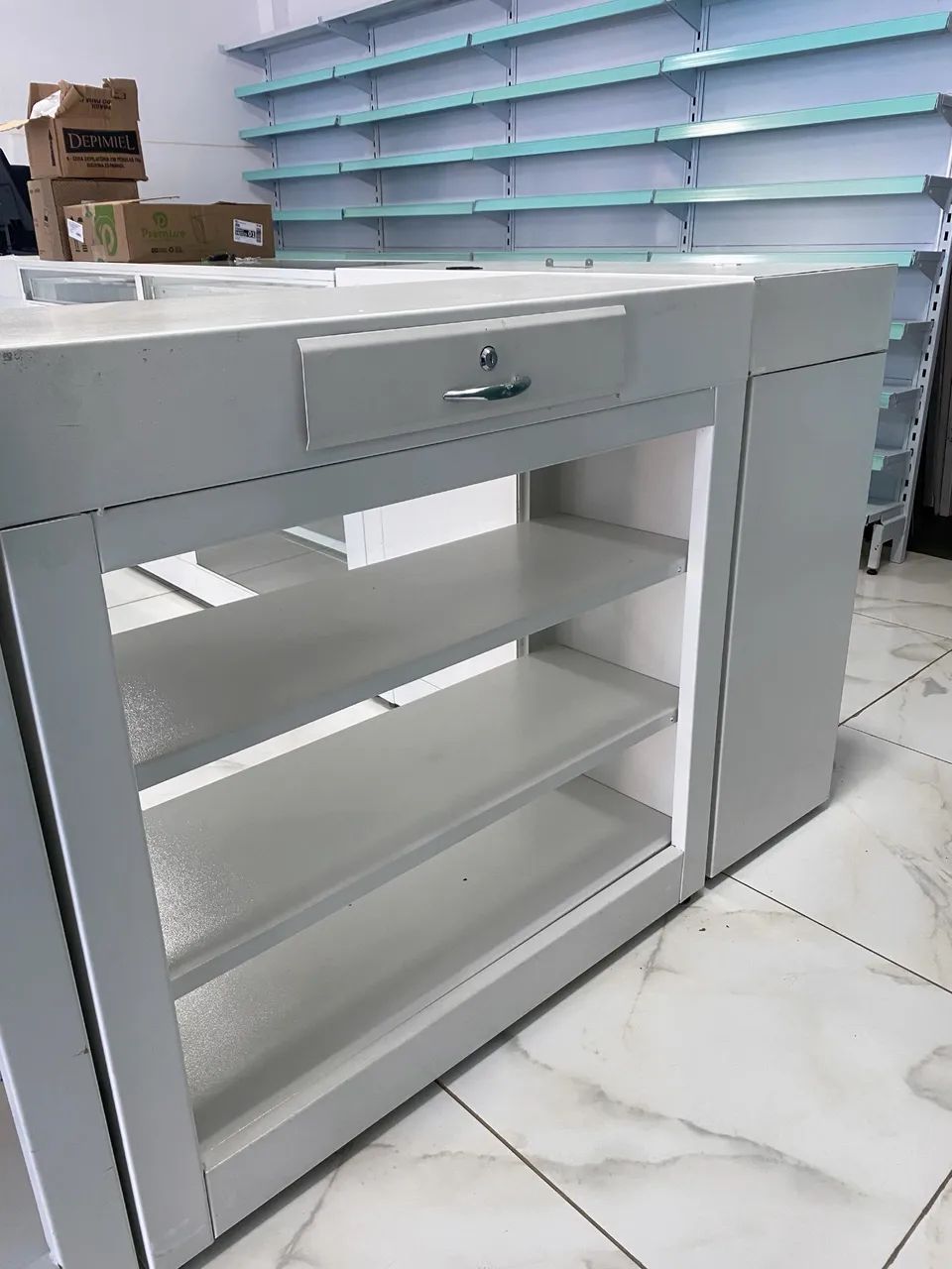 Balcão de metal para comercio