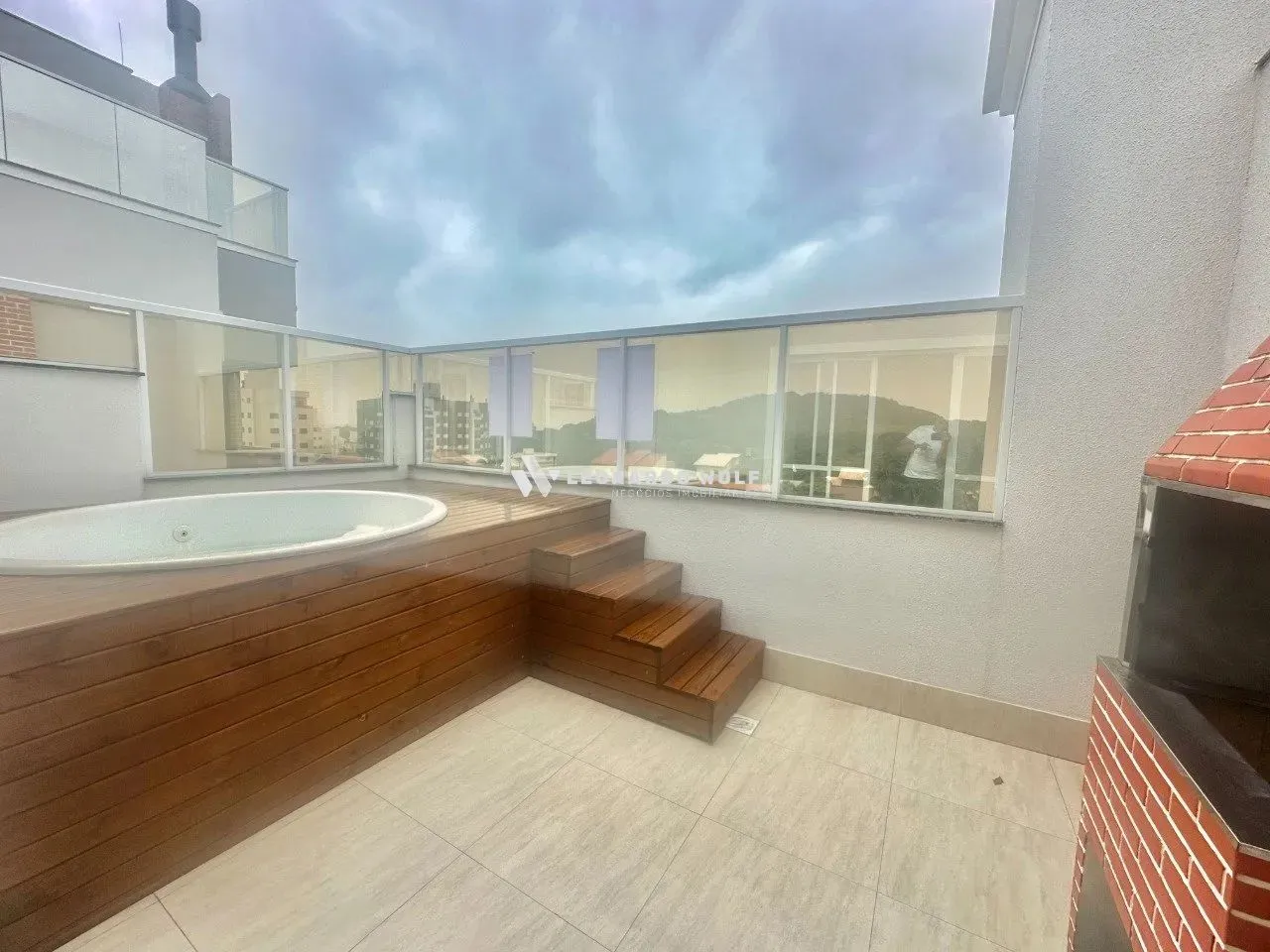 Sofisticada cobertura duplex 3 dormitórios sendo 1 suite a 250m do mar em Praia Grande - G
